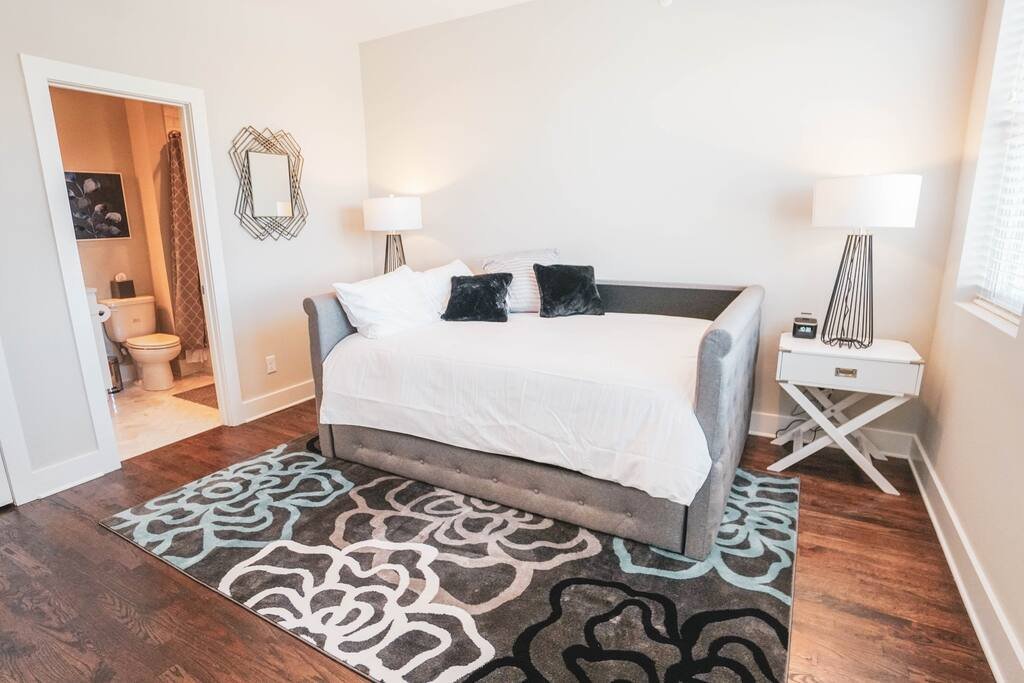 Sleeps 20+Rooftop+Garage+Pet Friendly gallery image 4