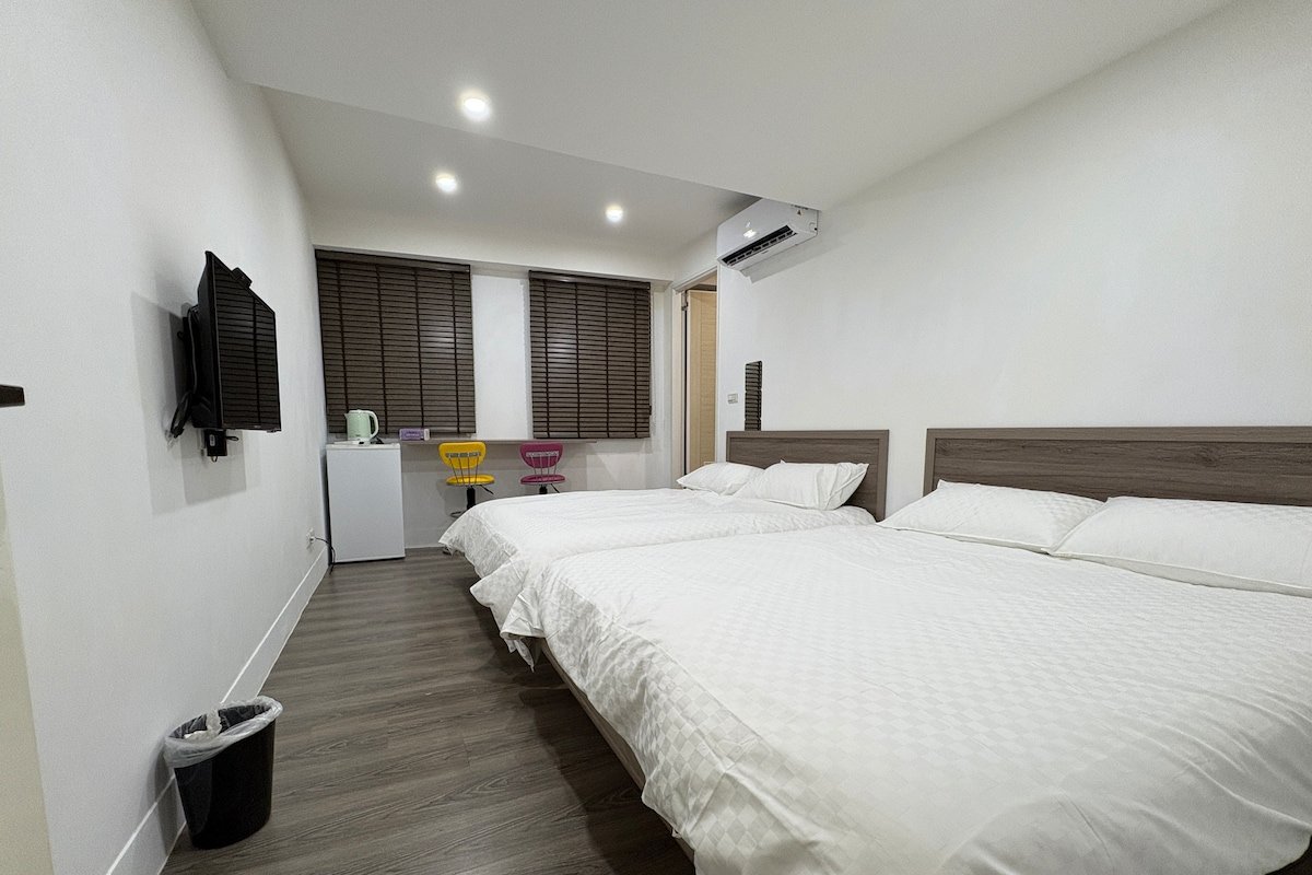 Taipei 台北西門町5-8人三房/MRT Ximen 5分鐘/電梯 gallery image 4