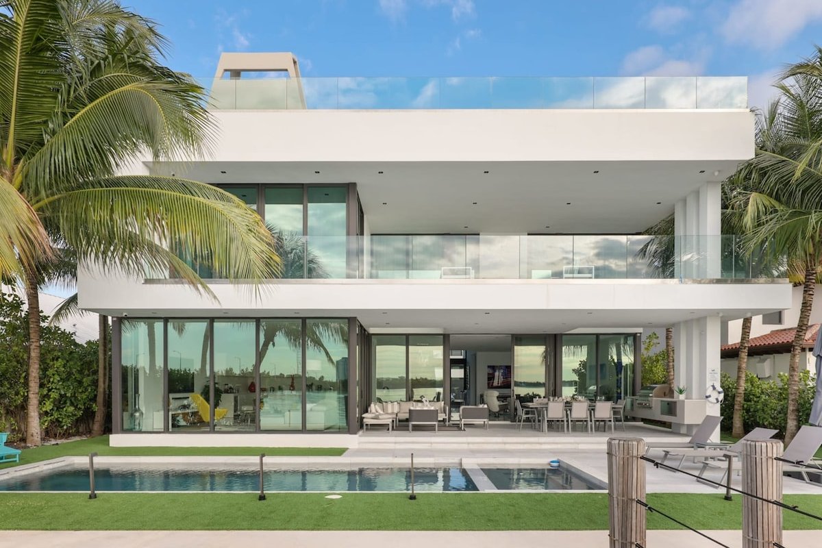 Luxury Bayfront Villa with Heated Pool & Hot tub gallery image 2