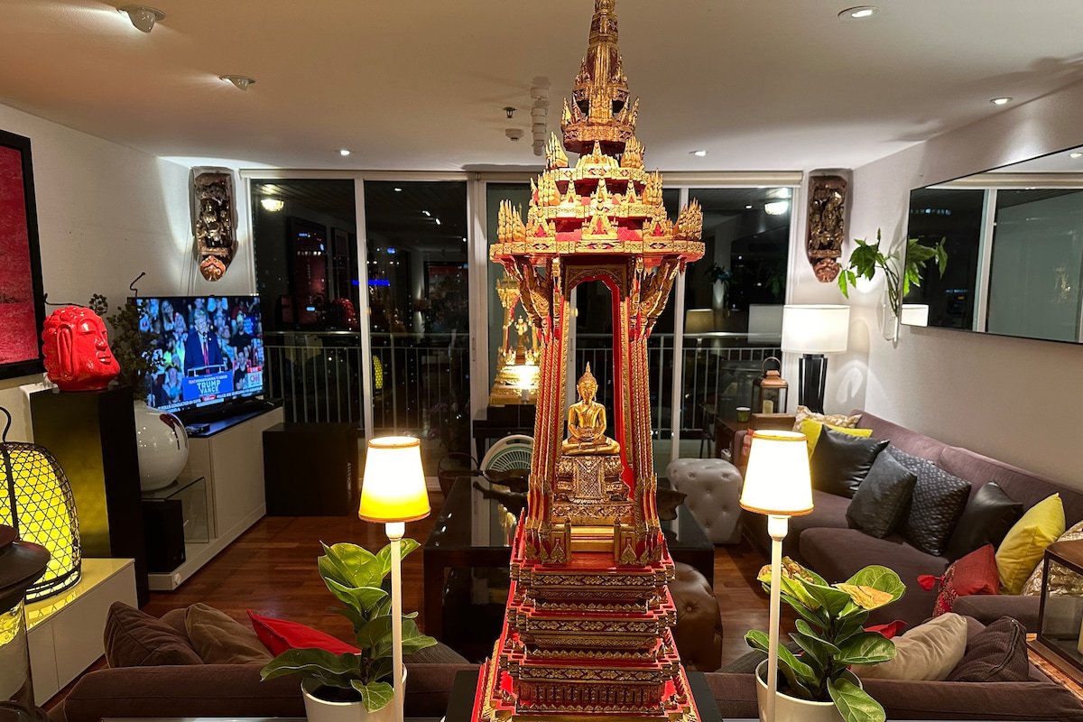 Amazing Modern Arty Thai 3 Bedrm Apt Downtown BKK gallery image 4