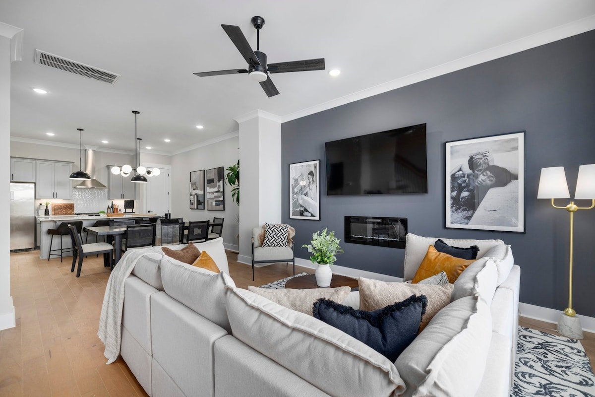 The Howdy House: Rooftop Deck gallery image 5