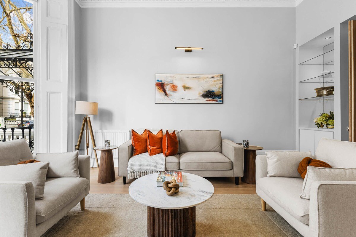 Elegant 4 Bedroom Retreat in Holland Park gallery image 3