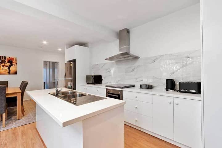 “The Tree House Hobart” – 10kms to CBD – Sleeps 8 gallery image 4