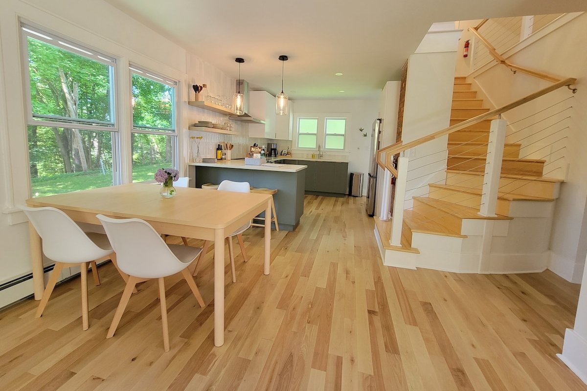 Modern Cottage-Perfect for Families! gallery image 2