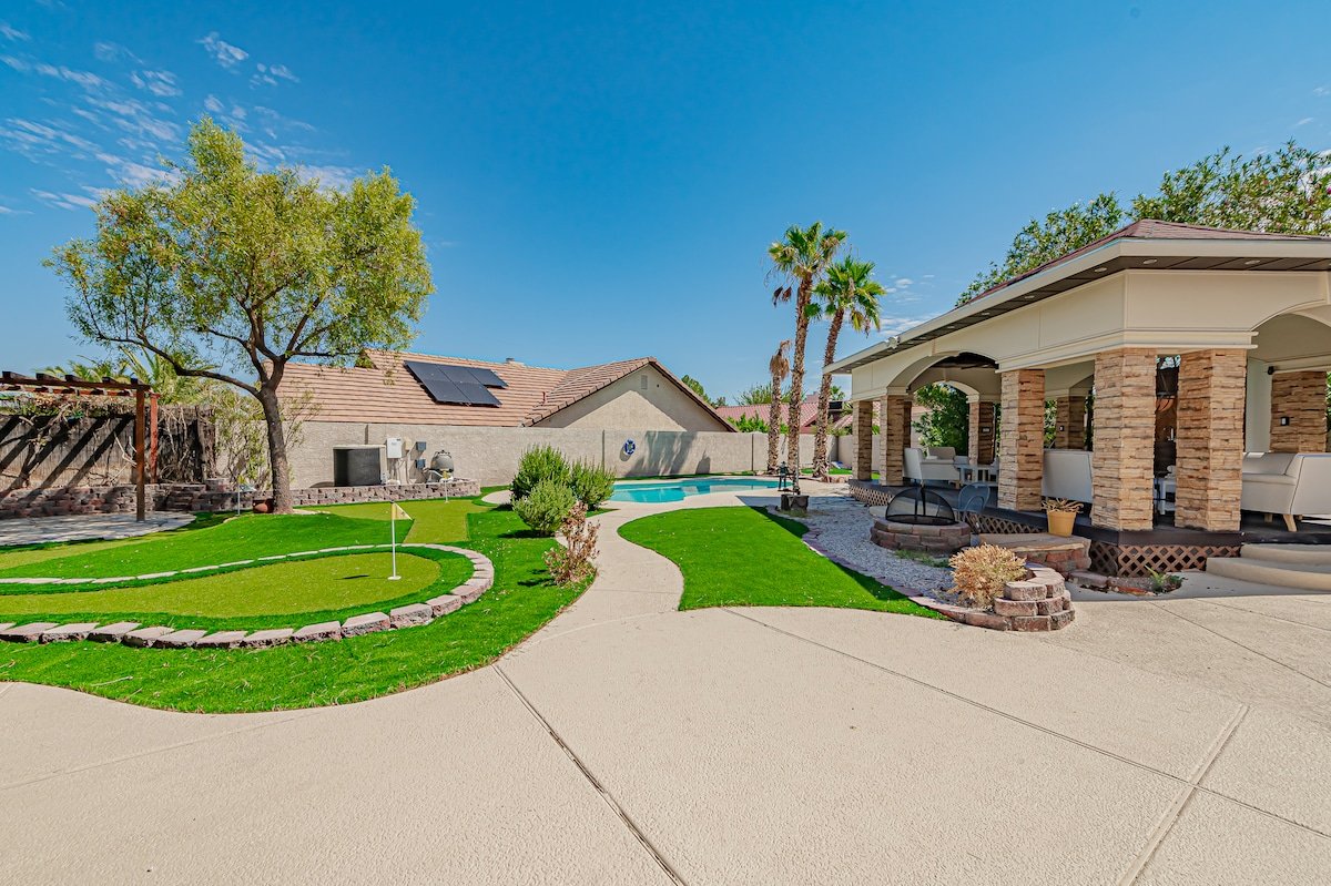 4K Beds, 3.5mi to strip! Pool wHeat/Mini Golf&Bbq! gallery image 4