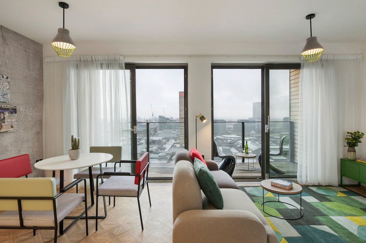 Large 2 Bed with Gym Access & 24/7 Reception gallery image 2