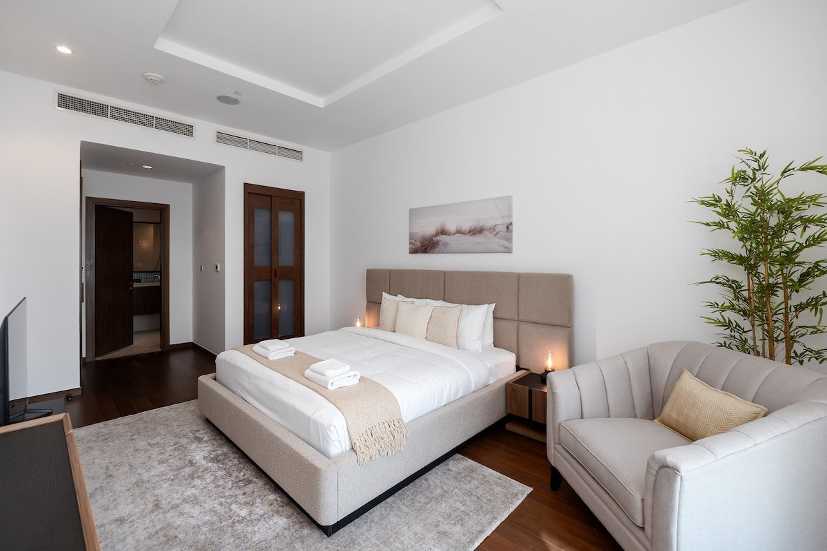 Modern & Spacious 3BR Palm Apt w/ Beach Access gallery image 3