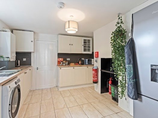 Chic 5 BDR House | 10 Beds | Guests 10 | Parking gallery image 3