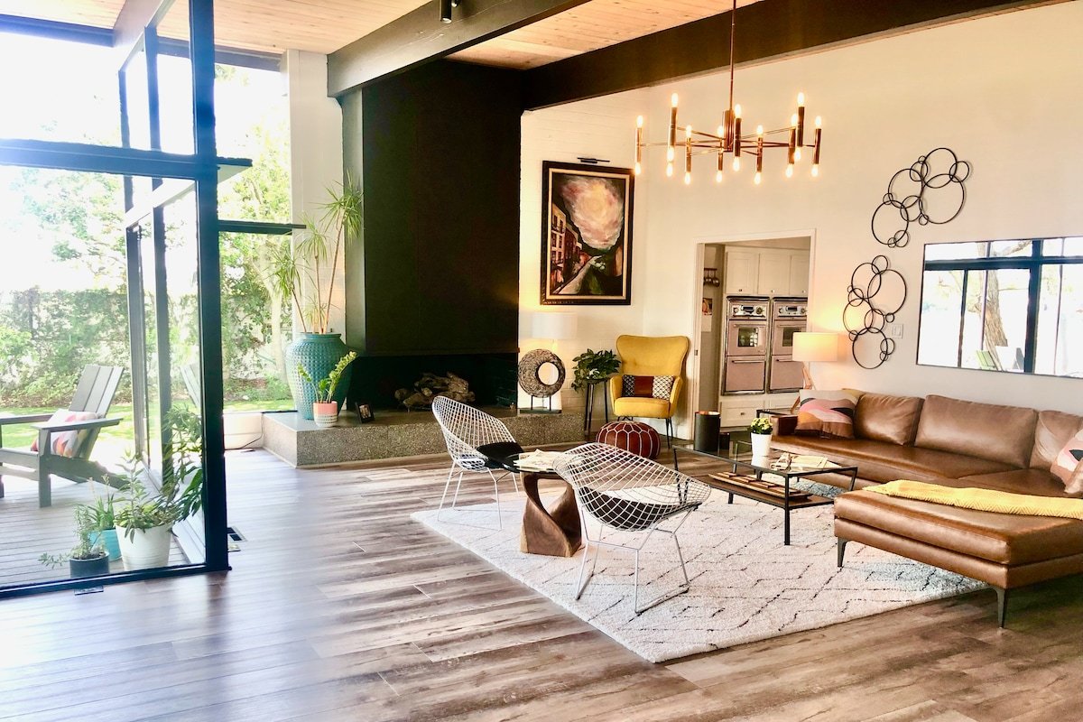 Breathtaking Mid-Century Modern Retreat – Views! gallery image 4