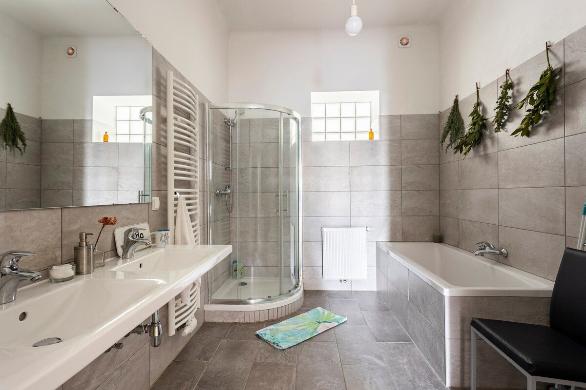 Designer Central Apartment in hip neighborhood gallery image 4