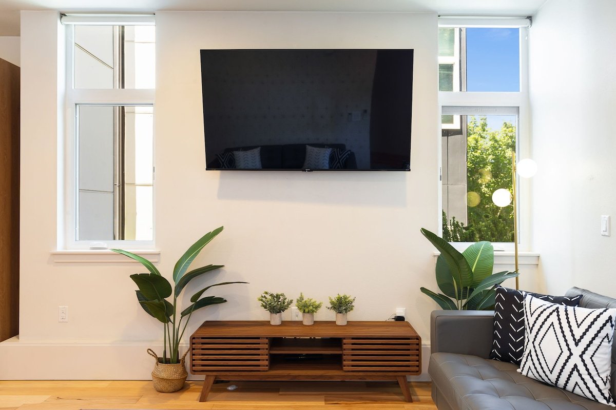 Stunning 3B2B w/ Lake Union & Space Needle View gallery image 3