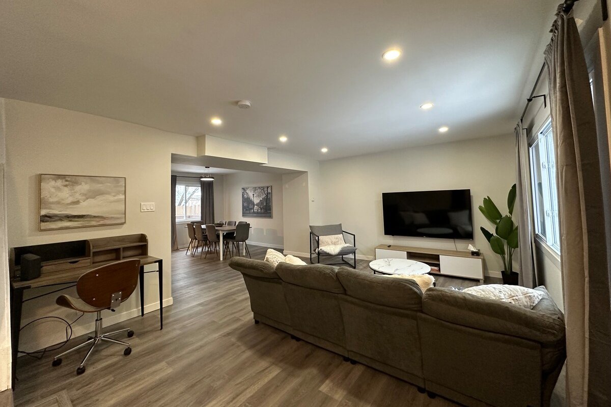 Newly Renovated 4 Bedroom Home + Free Parking gallery image 3