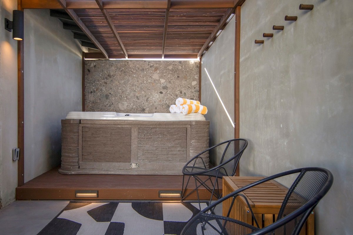 Resort Style Designer Home by the Strip +Pool +SPA gallery image 4