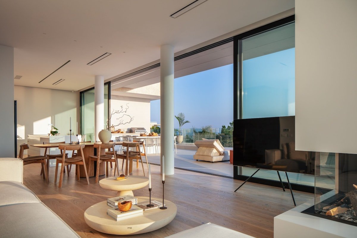 Superb sea views, 450m to sandy beach, heated pool gallery image 4