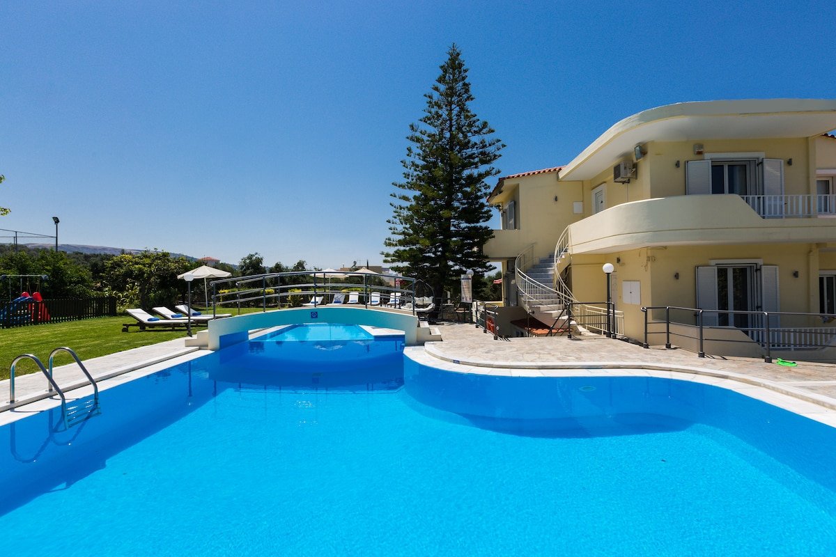 Pool, basket, playground, soccer, volley and more! gallery image 2