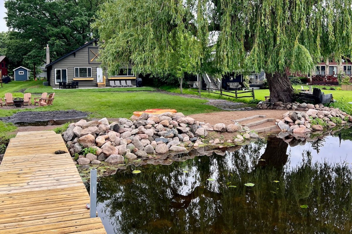 Modern Lake Front/Sauna /Dog Friendly/ Fenced area gallery image 3