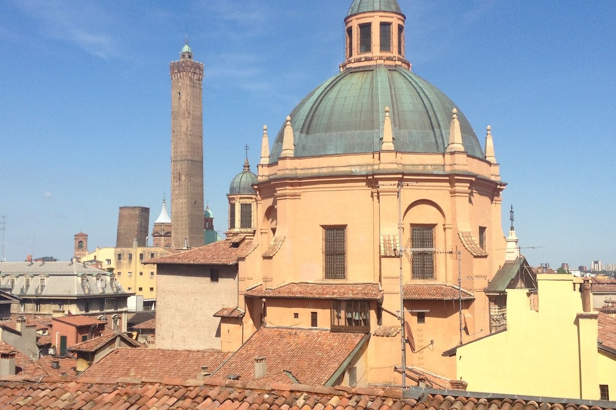 large, quiet, in front off the the Bologna’s fair gallery image 3