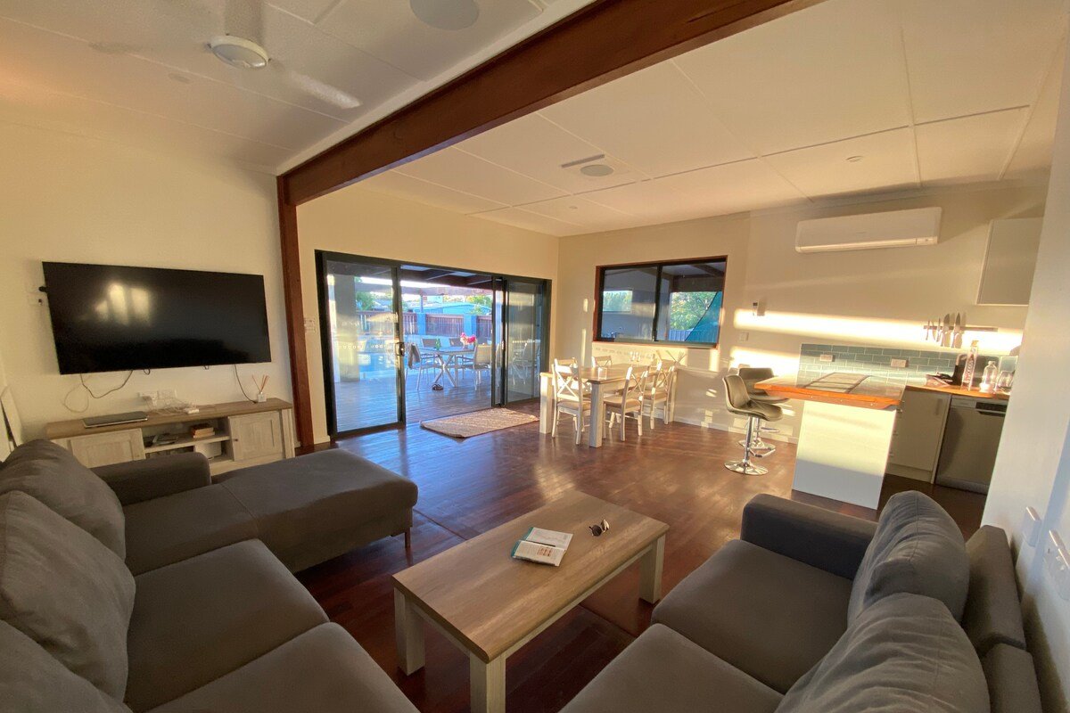 Superb house with a solar heated pool, in town. gallery image 5