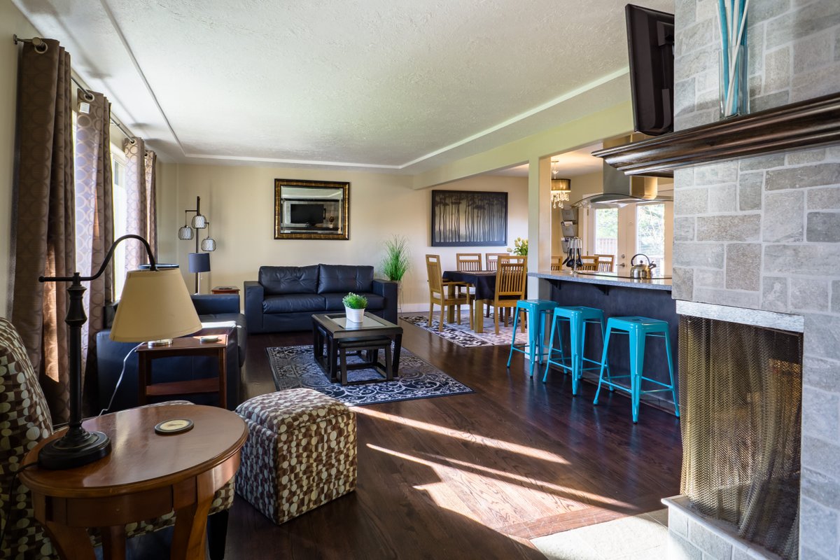 Modern Home – KING BED – 15 Minutes to Everything