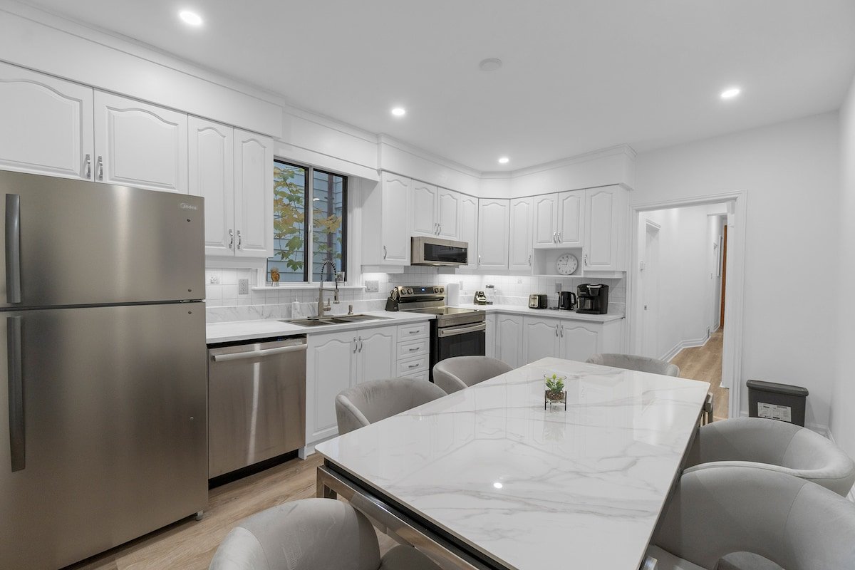 4BR – FREE Parking – Downtown – Little Italy gallery image 3