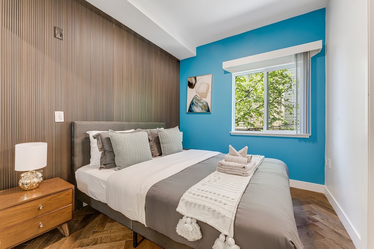 Chic 2 Bed 2 Bath Condo West End DT Free Parking! gallery image 3