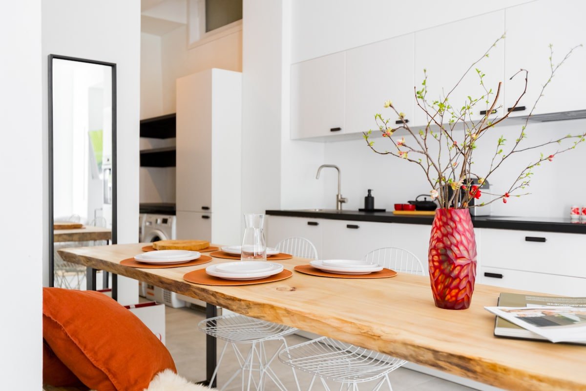 Vibrant City Center! 3BR Home w/ Private Balcony gallery image 2