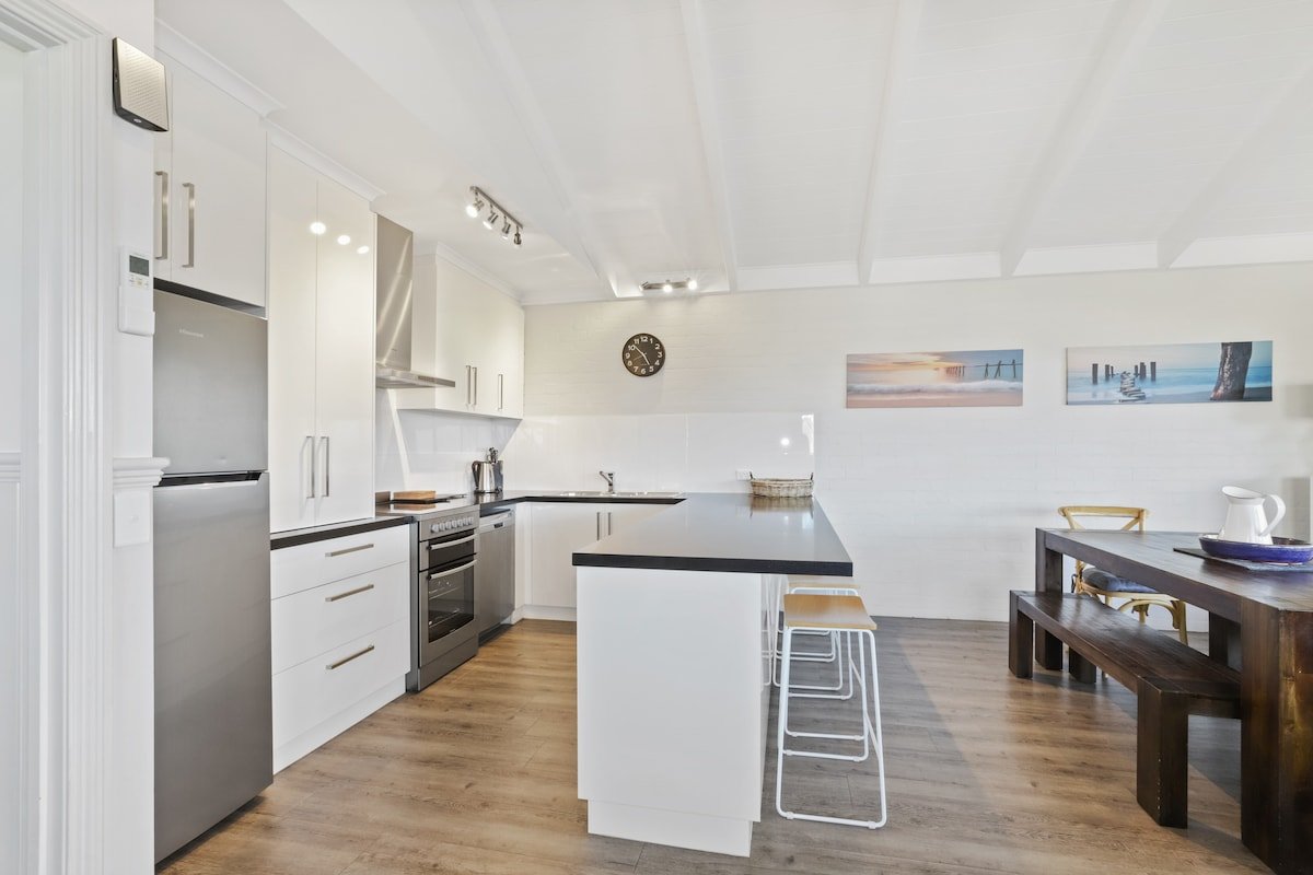 Deck 2 Sea – Amazing views, close to main street gallery image 5