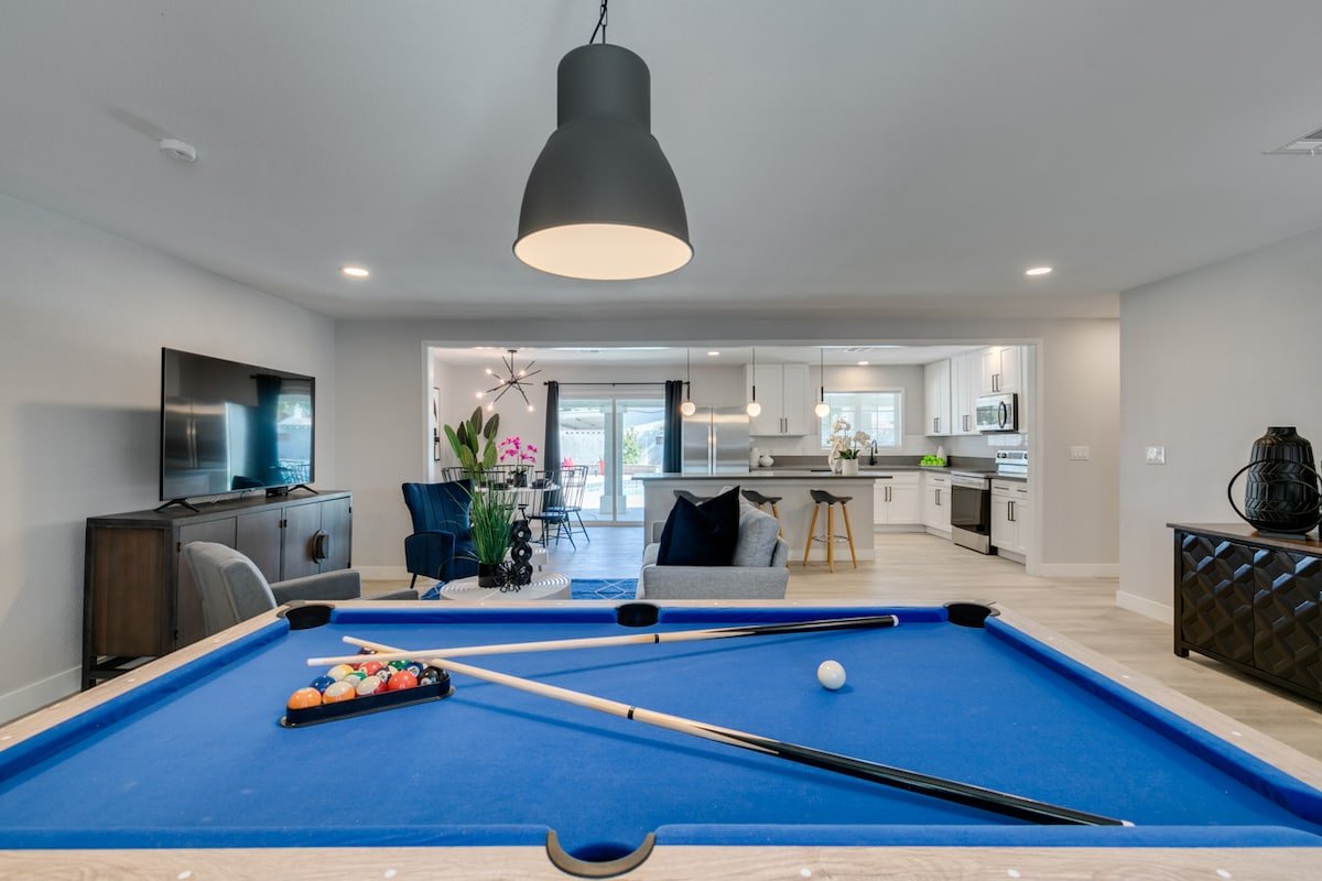 Lovely 5B/3B Home with Pool– Las Vegas Retreat gallery image 2