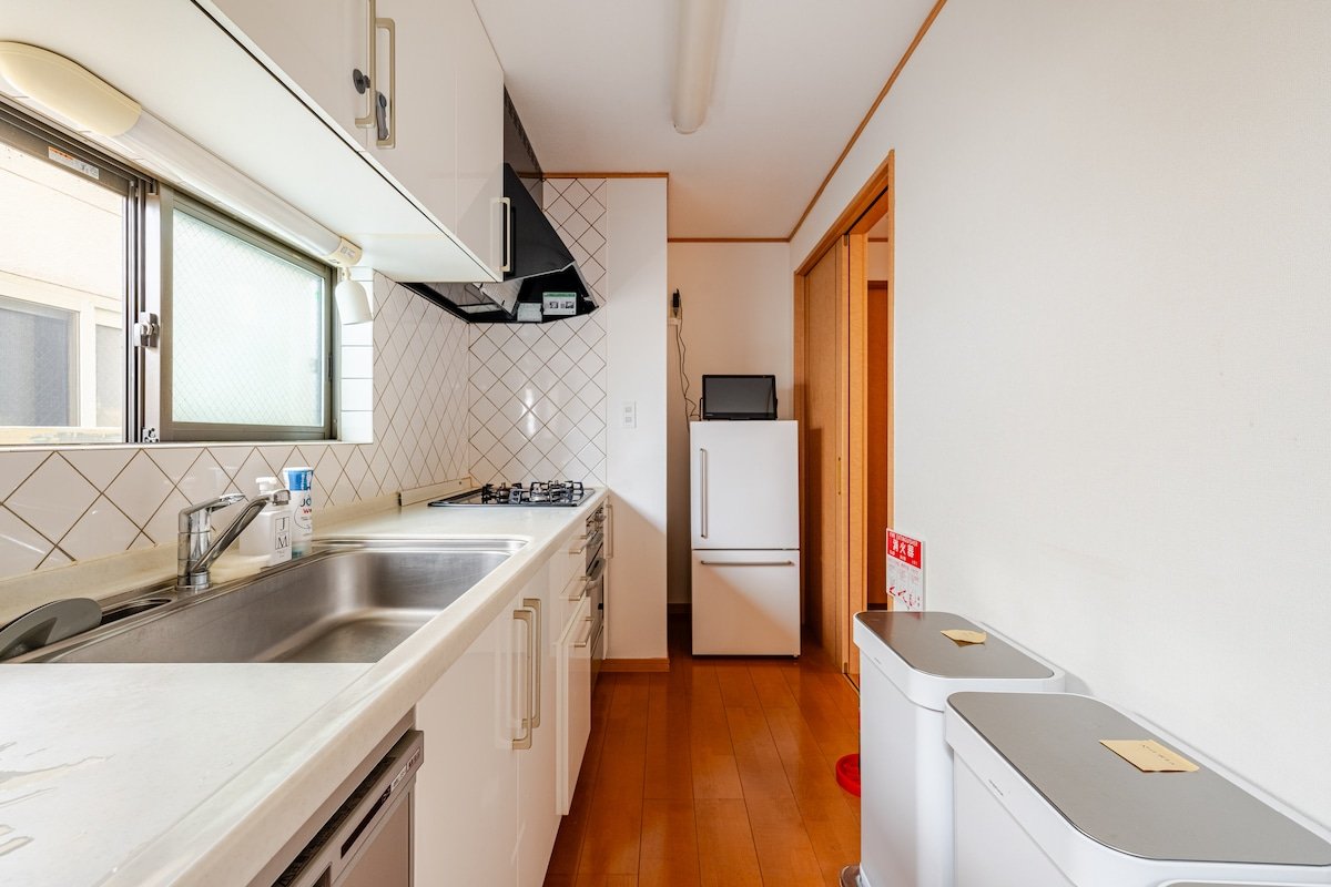 【渋谷駅徒歩10分】一棟まるごと貸し切り/5部屋/11人まで/浴室2/無料駐車場 gallery image 5