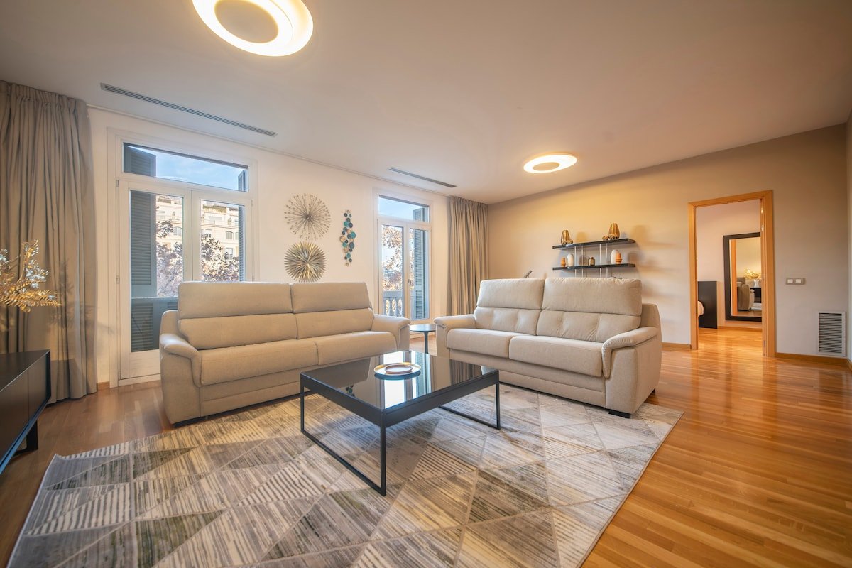 Paseo de Gracia C apartment; spacious & central gallery image 3