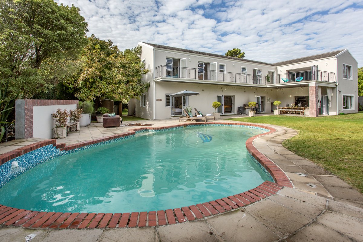 Luxury 5 bedroom Home + Pool & Fives Soccer pitch