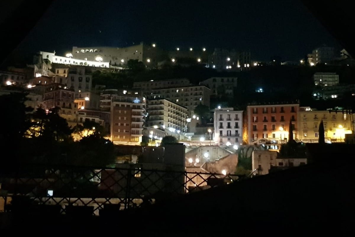 Napoli Central City entire apartement gallery image 3
