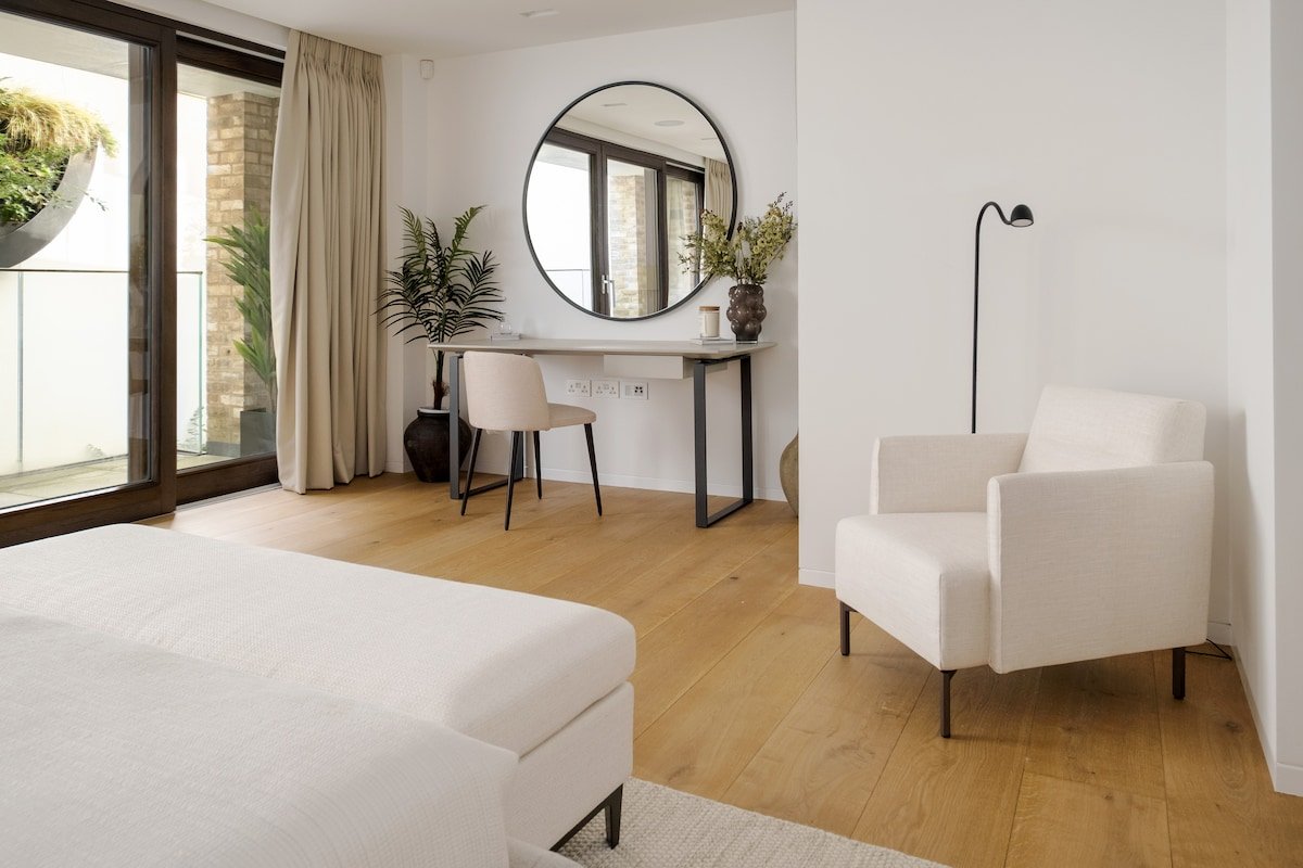 Stylish Notting Hill Home with AC and Cinema Room gallery image 4