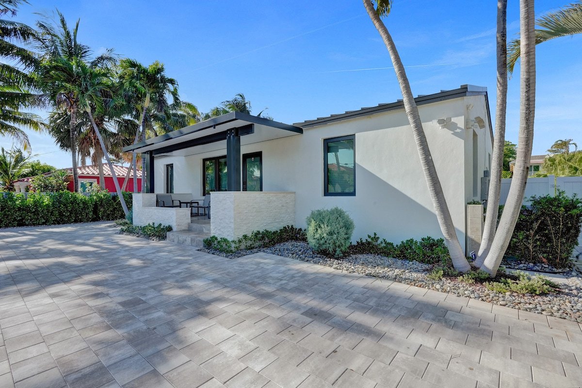 Steps from the beach! Deerfield Beach Bungalow gallery image 4