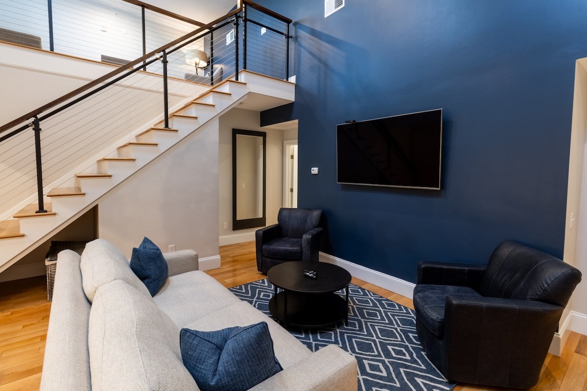 2 Bedrooms & Loft – Minutes to Shops & Restaurants gallery image 4