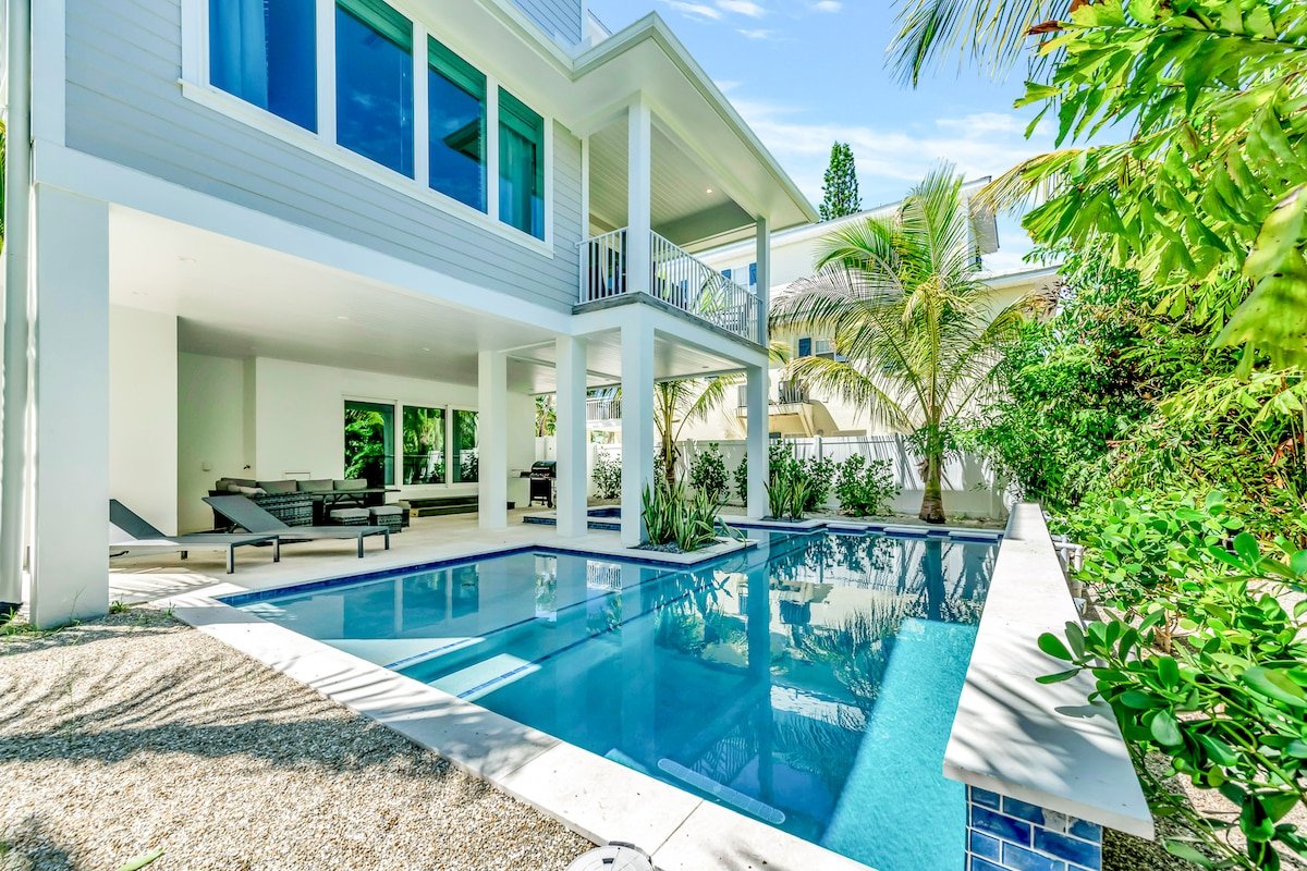 Coming in Hot! Rooftop Views, Pool and Spa!