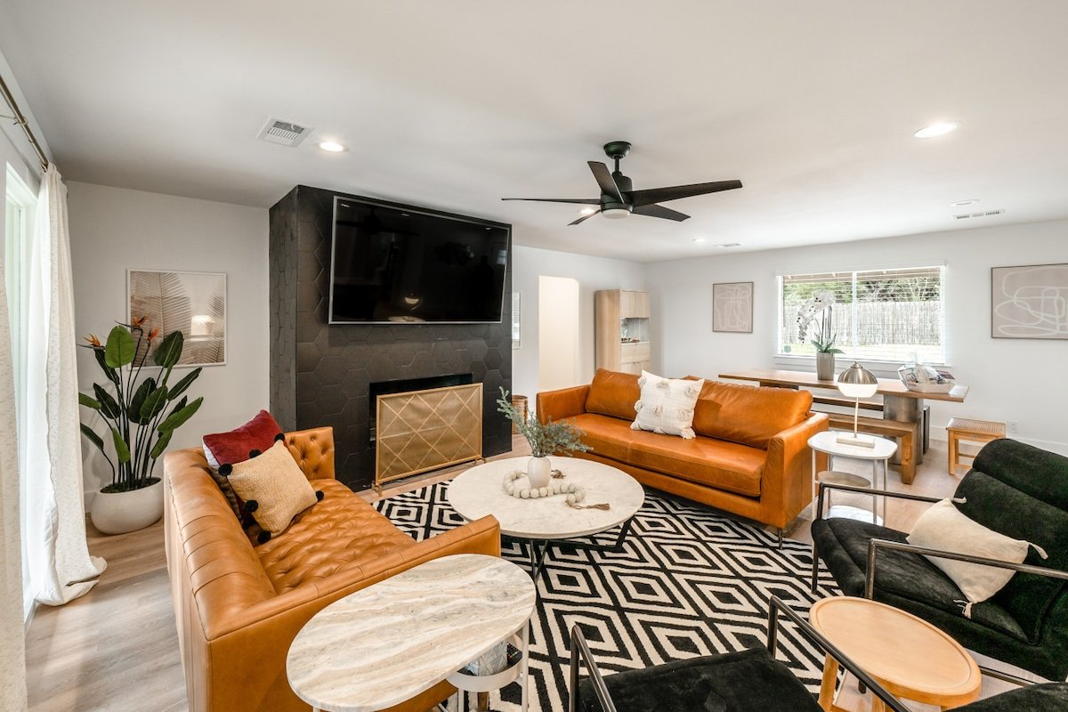 Luxe Ranch Life-Heated Pool+Spa. 10 Min Downtown! gallery image 3