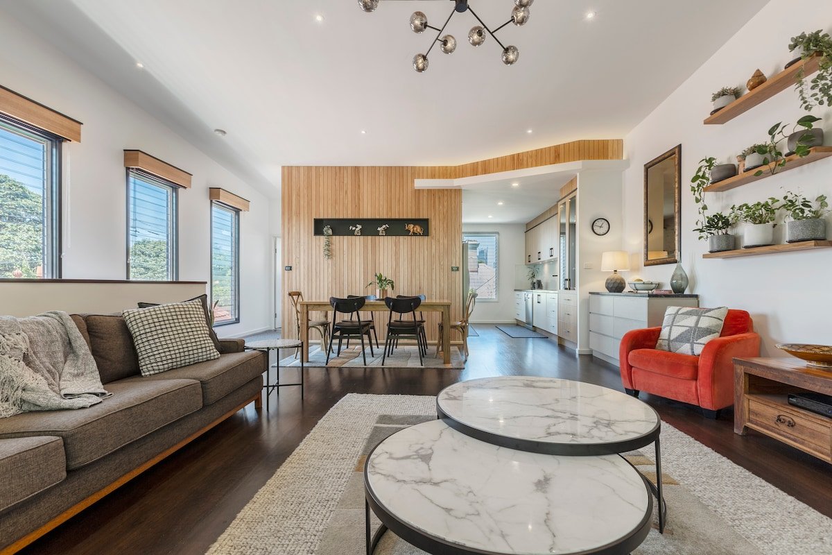 “ELM” Family Oasis, 4 bed Carpark Foxtel gallery image 3