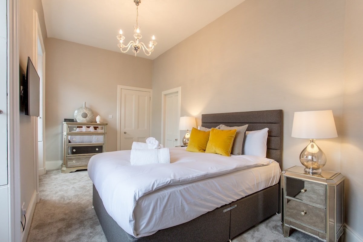 Exclusive 2 Bed w/ Free Private Parking, West End gallery image 5