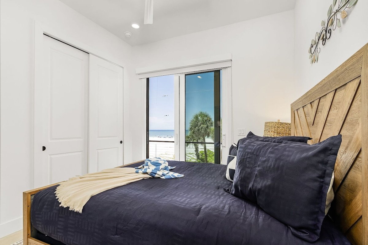 5350 Chasing Sunshine: 5BD/4.5BA Pool Home! gallery image 5