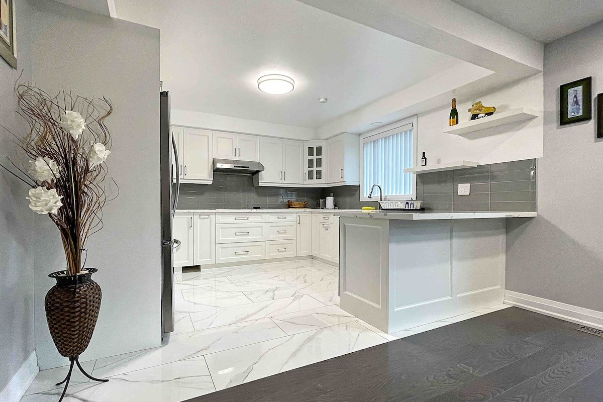 Rare & Spacious massive home w 7 beds gallery image 2