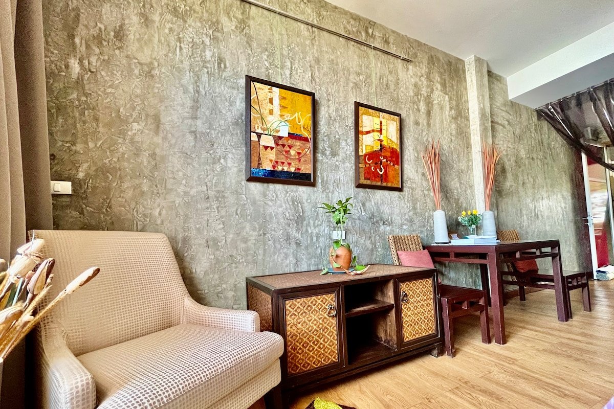 3Houses/12 bedrooms + 11.5 Bathrooms/Free Pick Up* gallery image 4