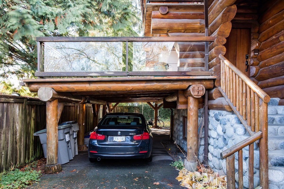 Spacious beachfront loghouse in the city gallery image 5