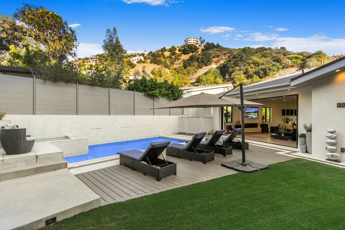 Beautiful Spacious Villa Tucked Away in the Hills gallery image 4