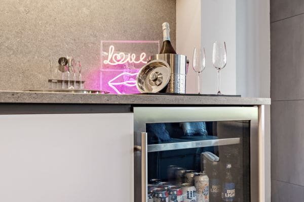 💥IN THE ACTION!💥 2 Bed, 2 Bath on Northalsted! gallery image 3