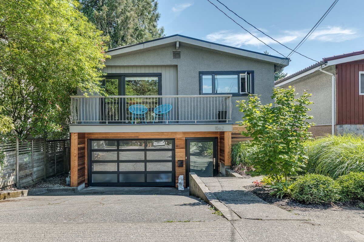 Central Modern House with View and 2 Kitchens gallery image 2