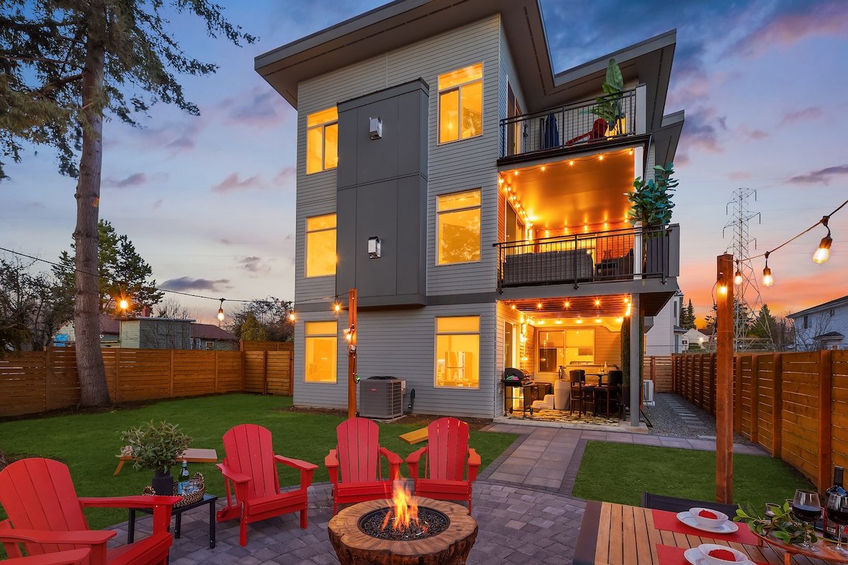 Luxury “Treehouse”! ~ 2 Hot Tubs ~ A/C ~ Game Room gallery image 2