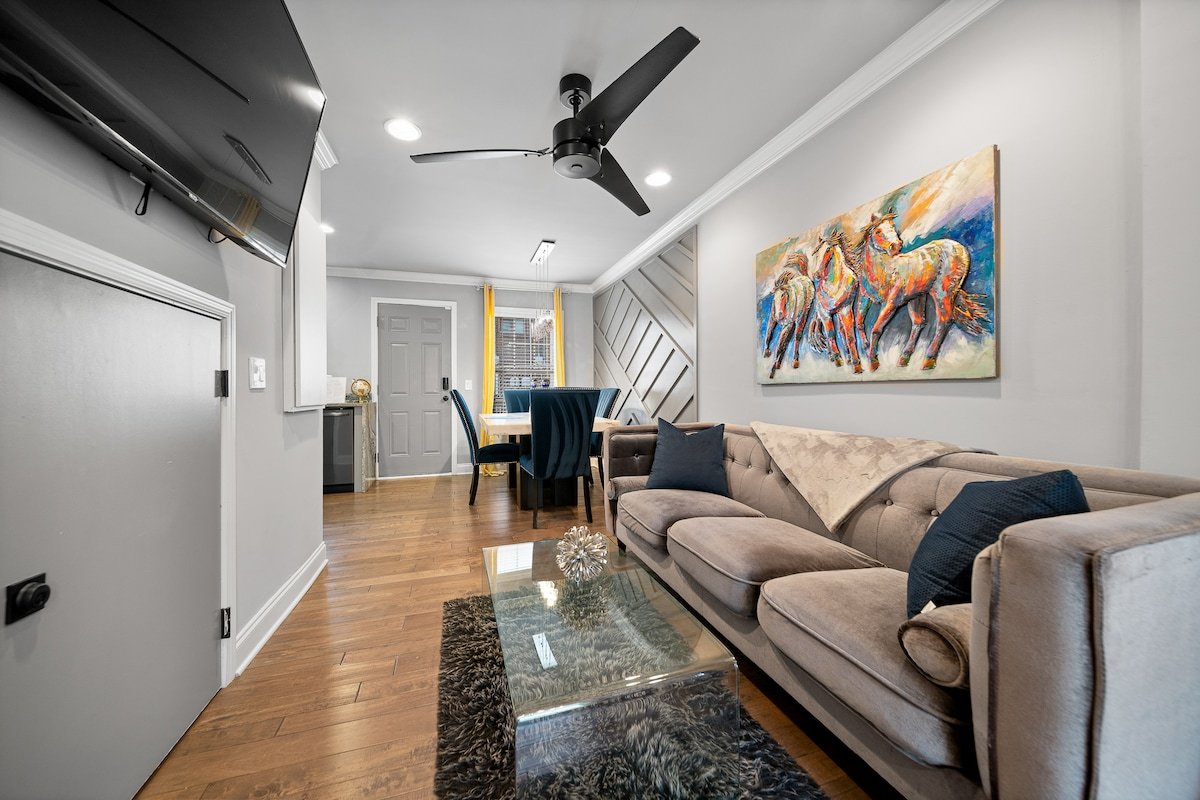 Trendy Town Home B gallery image 2