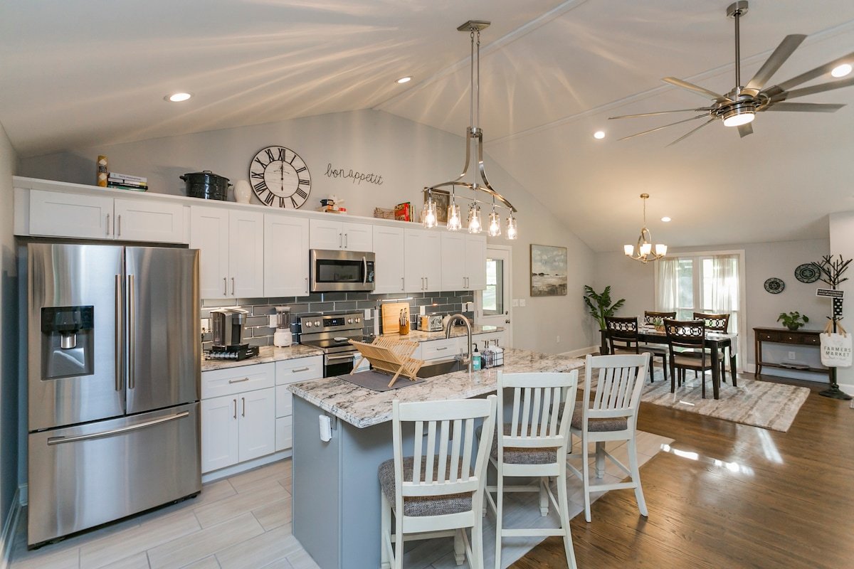 RANCH BEAUTY – 3Bd/2Ba, King Bed, Mins to Broadway gallery image 3