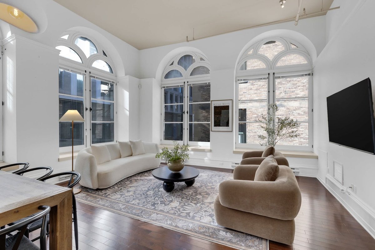 Elegant 2 level 3BD-3BA Old Mtl-Pool table&Parking gallery image 3